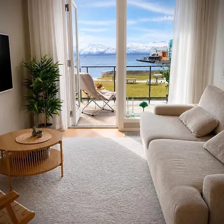 Apartment Beautiful Oceanfront L Balcony & Amazing View Tromsø