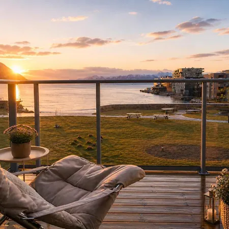 Beautiful Oceanfront L Balcony & Amazing View Apartment